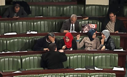 Miembros del parlamento tunecino conversan durante las elecciones de los nueve miembros del comité de elecciones en una sesión electoral en la Asamblea Constituyente en Túnez, Túnez, el 8 de enero de 2014. Según el pacto entre los islamistas del gobierno y la oposición, la Asamblea necesita aprobar una ley electoral. EFE/Mohamed Messara