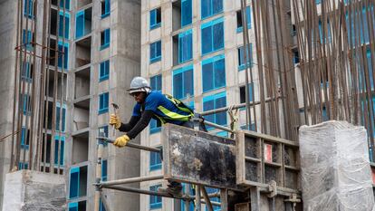 Un trabajador de construcción en Cali (Colombia), en enero de 2023.