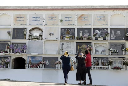 Lápidas de inmigrantes marroquíes enterrados en el cementerio de Tarifa.