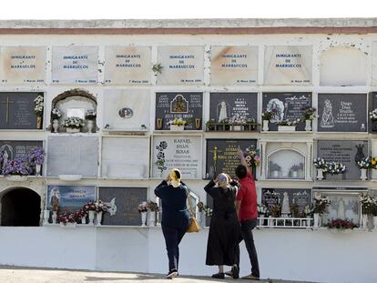 Lápidas de inmigrantes marroquíes enterrados en el cementerio de Tarifa.