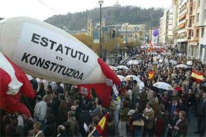 Aspecto de la manifestación convocada por ¡Basta Ya! contra el <i>plan Ibarretxe</i> <b>a su paso por los jardines de Alderdi Eder, en San Sebastián.</b>