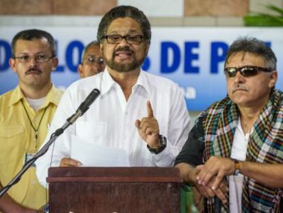 Iván Márquez, chefe da delegação das FARC em Habana, no centro.