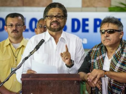 Iván Márquez, chefe da delegação das FARC em Habana, no centro.