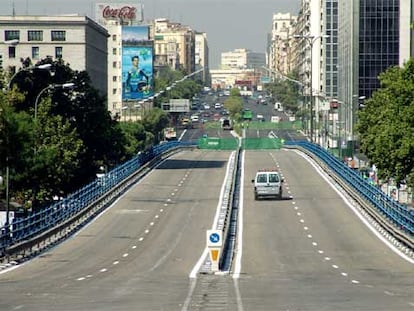Imagen del puente que une las calles de Joaquín Costa y de Raimundo Fernández Villaverde.