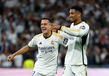 Lucas y Bellingham celebran el gol del inglés este domingo en el Bernabéu que dio la victoria al Madrid ante el Barcelona.