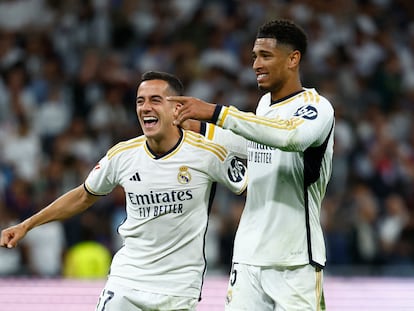 Lucas y Bellingham celebran el gol del inglés este domingo en el Bernabéu que dio la victoria al Madrid ante el Barcelona.