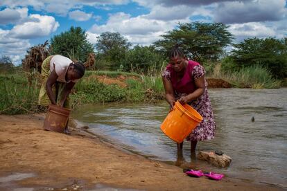 Las mujeres de Mabilioni utilizan el río Pangani como lavadora, ducha y grifo pese a que sus aguas suelen ser bastante turbias. De él recogen agua para las necesidades básicas del hogar, en él se bañan y lavan la ropa.
