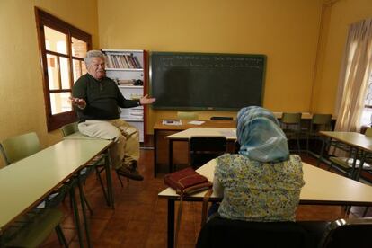 Francisco Caballero en el Centro Cultural de Sonseca (Toledo) durante una clase de alfabetización a alumnas inmigrantes.