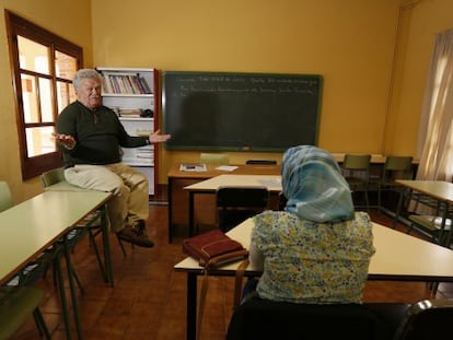 Francisco Caballero en el Centro Cultural de Sonseca (Toledo) durante una clase de alfabetizaci&oacute;n a alumnas inmigrantes. 