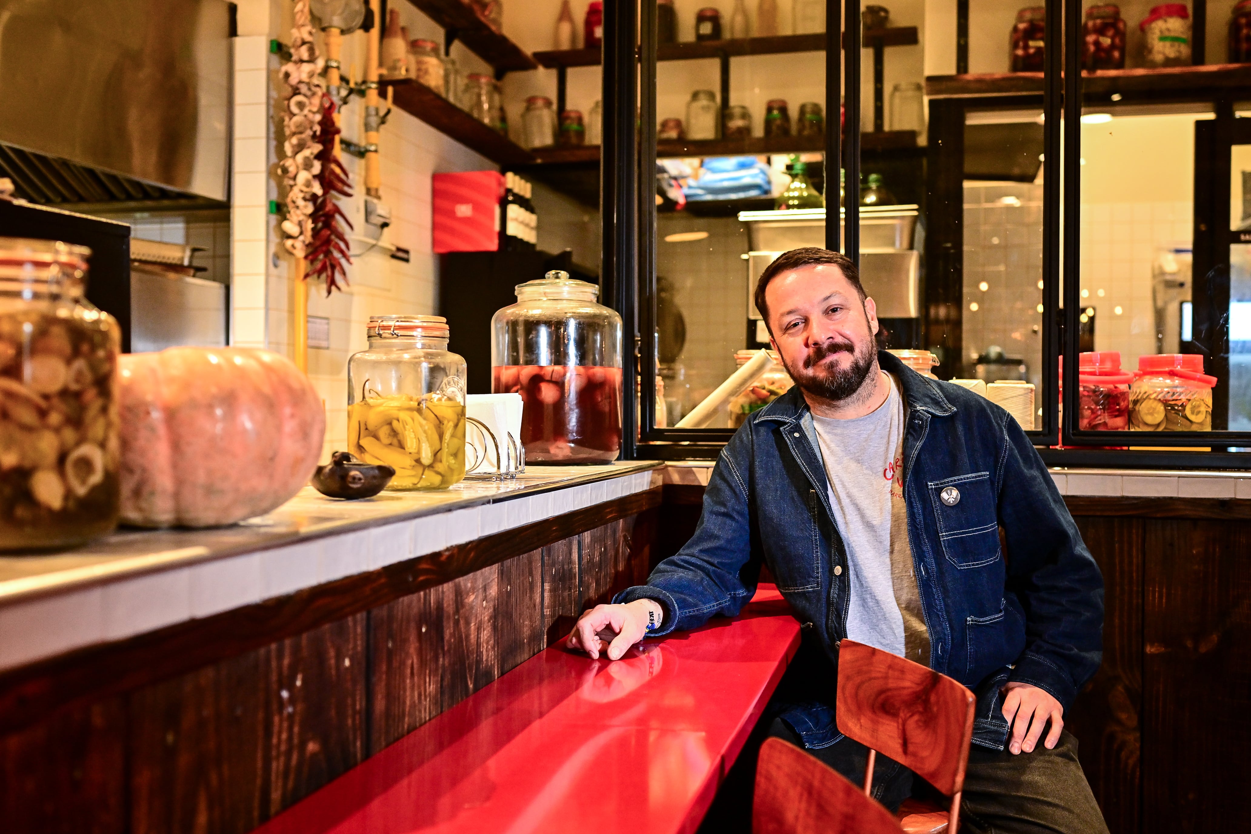Rolando Ortega en el restaurante Chancho N°1, en Santiago.