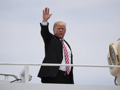 Donald Trump, subiendo en el avión presidencial.