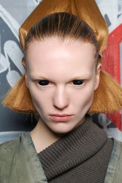 Rick Owens’ contact lenses, for the fall-winter 2023/2024, were created by makeup artist Daniel Sallstrom. 