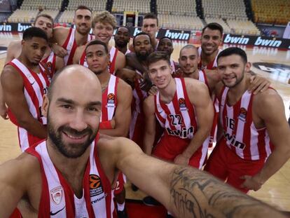 Spanoulis y la plantilla de Olympiacos en la sesión de fotos de pretemporada