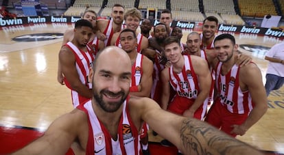 Spanoulis y la plantilla de Olympiacos en la sesión de fotos de pretemporada