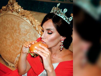 La similitud de la reina Letizia con la mujer que protagoniza la nueva campaña de VICIO en la presentación de la nueva hamburguesa sin gluten, que puede contener trazas.