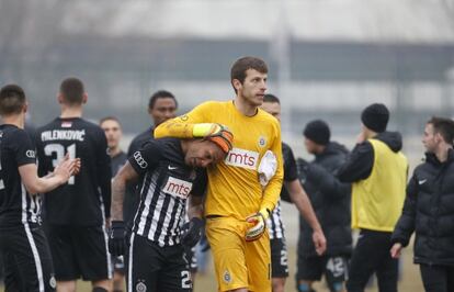 Everton Luiz e Filip Kljajic, após o término da partida.