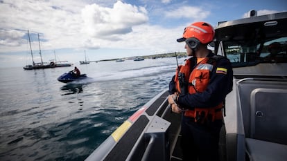 Miembros de la Armada Nacional durante la búsqueda de una embarcación irregular.