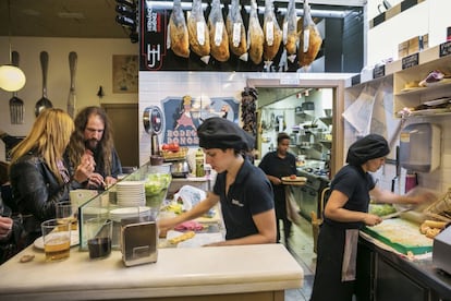 Desde 1928, en la Bodega Donostiarra se viene trabajando con conservas y encurtidos. Aquí se creó el Indurain, pincho en honor al famoso ciclista compuesto por un taco de bonito con anchoa, piparra y cebolleta.