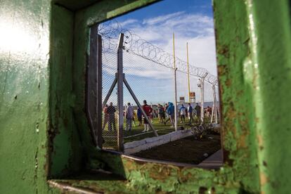 Vista del campo de juego desde la pequeña ventana del portón de ingreso a la cárcel.