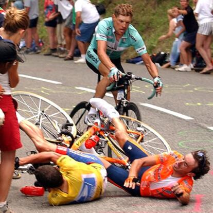 En el Tour de Francia 2003, llevando el " maillot" amarillo de líder, Armstrong sufrió una caída tras engancharse su bicicleta con la gorra de un espectador que estaba al borde de la carretera. Este accidente que no impidió ganar  la etapa y seguir como líder de la ronda francesa. (21/07/2003)