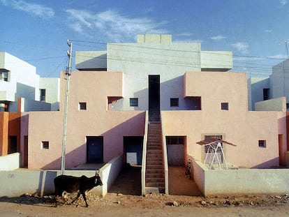 Viviendas para la Life Insurance Corporation of India, Ahmedabad, 1973, obra de Balkrishna Doshi.