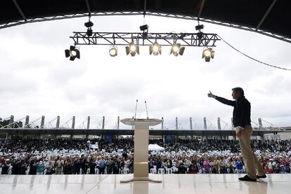 Feijóo saluda a la multitud congregada en el Recinto Ferial de Silleda durante la macro romería política del PP.