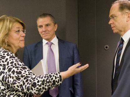 Elvira Rodr&iacute;guez, actual presidenta de la CNMV, con Manuel Conthe )en segundo plano), presidente del supervisor entre octubre de 2004 y abril de 2007.