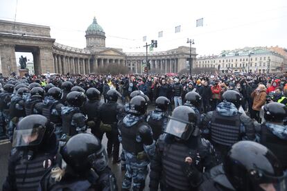 Policías y manifestantes durante una protesta contra la detención del opositor Alexéi Navalni en San Petersburgo, en Rusia.