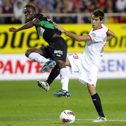 Koné y Coke pugnan por el balón.