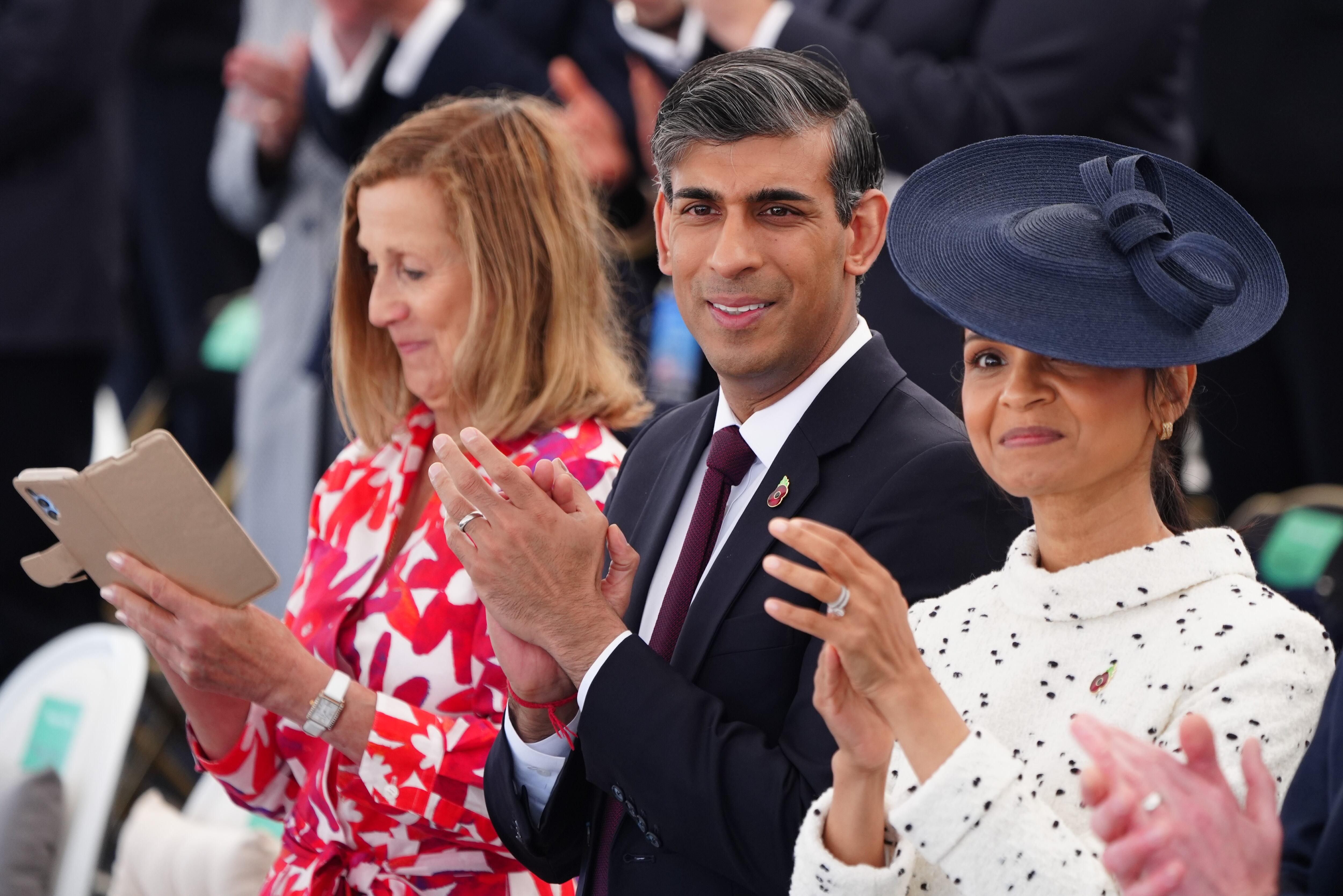 El primer ministro británico, Rishi Sunak, y su esposa, Akshata Murty (a la derecha), durante la ceremonia en el Memorial Británico de Normandía, en Ver-sur-Mer, Francia.