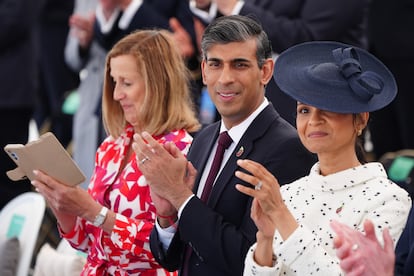 El primer ministro británico, Rishi Sunak, y su esposa, Akshata Murty (a la derecha), durante la ceremonia en el Memorial Británico de Normandía, en Ver-sur-Mer, Francia.