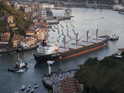 Un buque de gran tonelaje entra en la bahía de Pasajes.