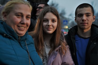Taisia (izquierda) junto a su hija Daria y Boris, novio de esta, al llegar a Kiev procedentes de Rusia