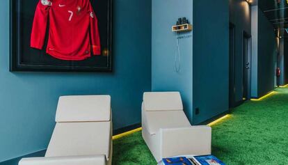Los hoteles CR7 cuidan mucho sus zonas comunes y en ellos abundan referencias a su famoso propietario, el jugador Cristiano Ronaldo.