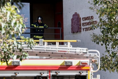 Incendio en la sede del Consejo Económico  y Social. El fuego, que se originó pasadas la 10.30 horas, afectó de lleno a la planta cuarta, que tenía mobiliario y material de oficina, y causó algunos desperfectos en la quinta debido al humo, según detalló Emergencias Madrid.