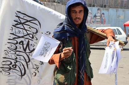 Un hombre afgano vende banderas talibanas en Kabul, Afganistán, el pasado 3 de septiembre.