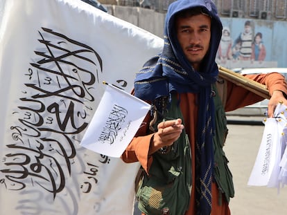 Un hombre afgano vende banderas talibanas en Kabul, Afganistán, el pasado 3 de septiembre.