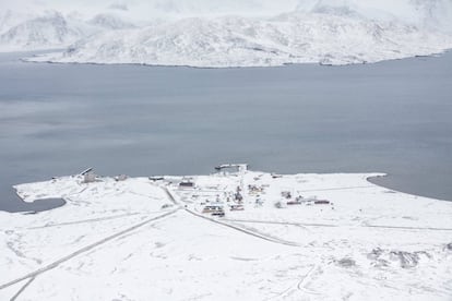 Breinosa es visto desde el Observatorio Zeppelin investigación que es operado por operado por el Instituto Noruego Instituto Polar Noruego para la Investigación y el aire en Svalbard en Noruega 17 de octubre de 2015. Una cadena noruega de islas sólo 1.200 kilometros (750 millas) del Polo Norte es tratando de promover las nuevas tecnologías, el turismo y la investigación científica en un cambio de la minería a gran contaminante del carbón que ha sido un pilar de la economía a distancia durante décadas. Noruega suspendió más la minería del carbón en el archipiélago de Svalbard año pasado debido a los altos costos y está buscando empleos alternativos para unos 2.200 habitantes en las islas donde los osos polares deambulan. Parte de la respuesta puede ser la de impulsar la ciencia: en Ny-Alesund, la liquidación no militar permanente más septentrional del mundo, científicos de 11 países, entre ellos Noruega, Alemania, Francia, Gran Bretaña, India y Corea del Sur cuestiones de estudio, como el cambio climático. La presencia de Noruega, miembro de la OTAN, también da a la alianza un punto de apoyo estratégico en el extremo norte, cada vez más importante después de la vecina Rusia se anexionó la región de Crimea de Ucrania en 2014. REUTERS / Anna Filipova TPX IMÁGENES DE LA DAYPICTURE 01 DE 19 - BÚSQUEDA "SVALBARD Filipová "para todas las imágenes