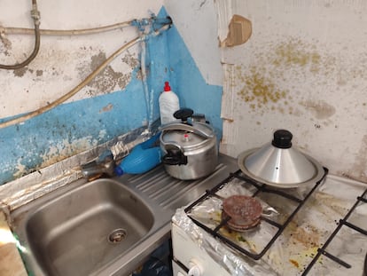 Cocina de una de las viviendas recogidas en el informe 'La infravivienda invisibilizada. Aproximación al chabolismo disperso en los diseminados del campo de Níjar'.