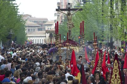 <b>MIÉRCOLES SANTO. Granada.</b> Procesión del Santísimo Cristo del Consuelo y María Santísima del Sacromonte por la calles de Granada.