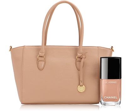 El nude resiste un verano más como un básico atemporal y elegante. Laca de uñas Le Vernis de Chanel y bolso de Carpisa.