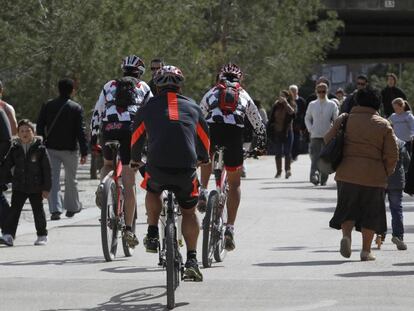 Ciclista y peatones comparten la senda ciclable de Madrid Río. 