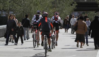 Ciclista y peatones comparten la senda ciclable de Madrid Río. 