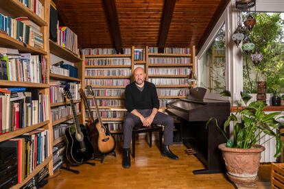 El escritor e historiador Alessandro Vanoli, fotografiado entre libros, discos e instrumentos musicales en su casa de Bolonia.

