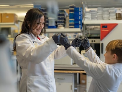 La investigadora Diana Azzam con Logan Jenner, uno de los participantes de su estudio para identificar los fármacos más certeros para tratar tumores infantiles.