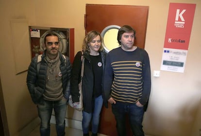 Representantes sindicales acuden a la reunión en la sede dela patronal Kristau Eskola, en San Sebastián.