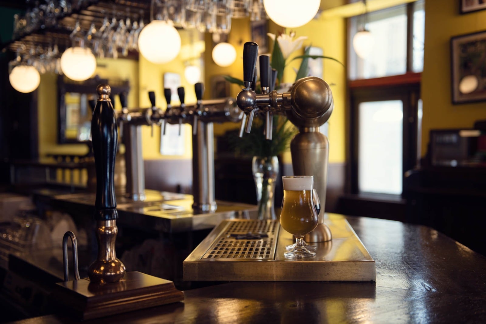La ley de hace 200 años que sigue decidiendo cómo te sirven una cerveza