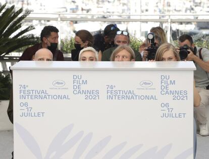 Yuri Kolokolnikov, Chulpan Khamatova, Ivan Dorn y Yulia Peresild posan para los fotógrafos en la presentación de la película 'Petrov's Flu', en el 74º Festival Internacional de cine de Cannes, Francia.