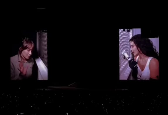 Aitana visita el confesionario de Rosalía en Madrid en la gira 'Lux'.