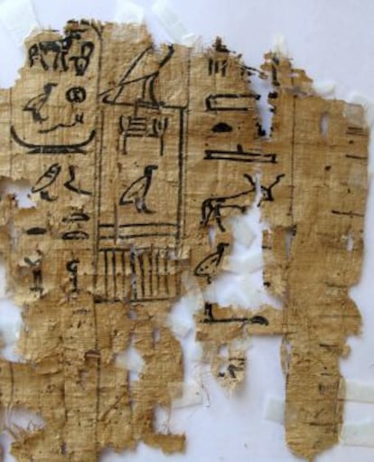Imagen facilitada por el ministerio de Antigüedades egipcio que muestra uno de los papiros hallados.